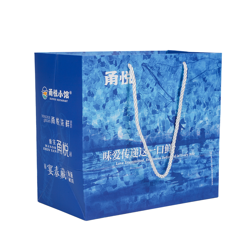 Medium blød håndbærende takeawaypose af kraftpapir