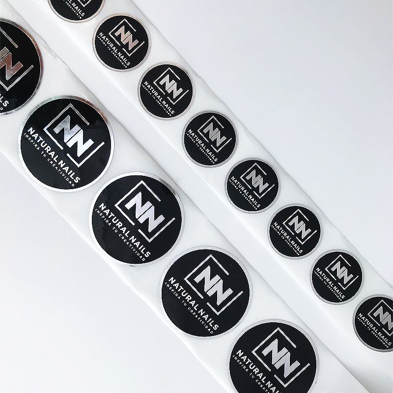 Klæbende klistermærker til kosmetisk emballage